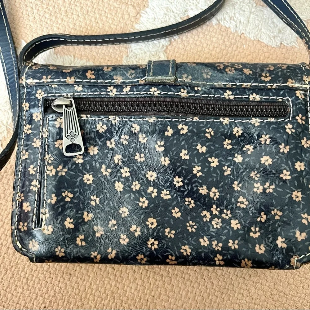 Patricia Nash / Torri Crossbody Purse Bag Floral Navy